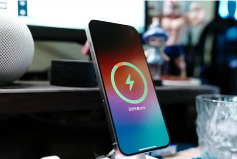 神农架苹果15换屏服务分享用什么充电器给iPhone15充电更好 